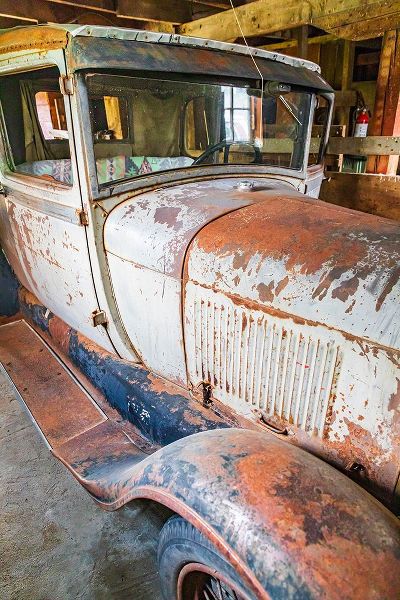 Wilson, Emily M. 아티스트의 Latah-Washington State-USA-Rusted vintage Ford Model A pickup truck in a barn작품입니다.